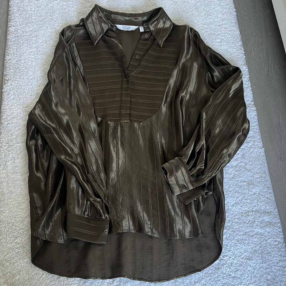 Shinny shirt in green color, size us6.